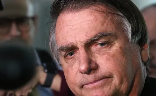 
          Imagem ilustrativa da imagem Bolsonaro cancela entrevista na prisão e justifica decisão por questão de saúde
          