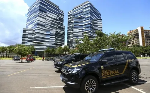 
          Imagem ilustrativa da imagem Moraes autoriza investigação sobre interferência de Bolsonaro na PF
          