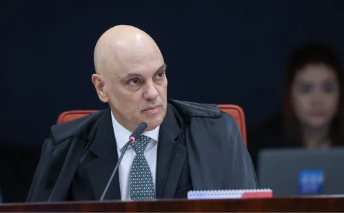 
          Imagem ilustrativa da imagem Moraes começa julgamento de forma incomum e fala em tentativa de golpe
          