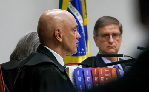 
          Imagem ilustrativa da imagem Moraes e Gonet rebatem pressões e defendem punição ao julgar Bolsonaro
          