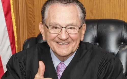 
          Imagem ilustrativa da imagem Morre aos 88 anos Frank Caprio conhecido como "o melhor juiz do mundo"
          