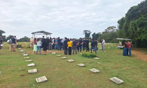 
          Imagem ilustrativa da imagem Motociclista arremessado da Segunda Ponte após colisão com carro é enterrado
          