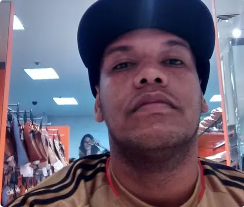 
          Imagem ilustrativa da imagem Motociclista de aplicativo é morto por assaltantes em Olinda
          