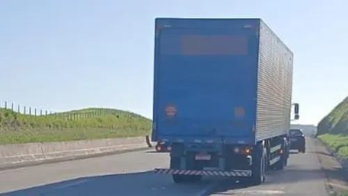 
          Imagem ilustrativa da imagem Motociclista morre em colisão com caminhão na BR 101
          