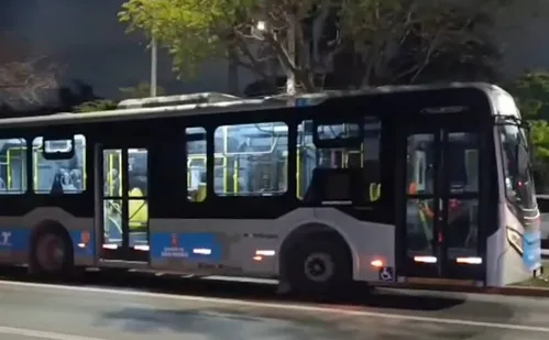 
          Imagem ilustrativa da imagem Motorista de ônibus mata passageiro a facadas na zona sul de SP
          