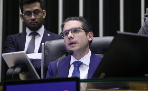 
          Imagem ilustrativa da imagem Quando Câmara prevê votar PL de proteção de crianças nas redes, desengavetado após vídeo de Felca
          