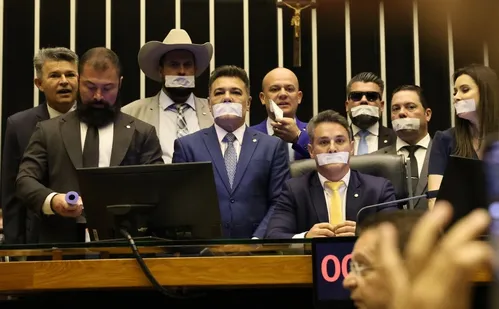
          Imagem ilustrativa da imagem Motta decide pelo afastamento de 5 deputados por até 6 meses por causa de motim
          