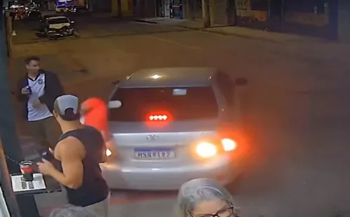 
          Imagem ilustrativa da imagem Mulher atropela clientes de distribuidora e foge sem prestar socorro em Vila Velha
          