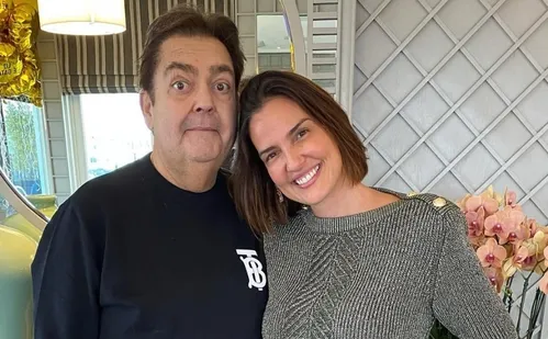 
          Imagem ilustrativa da imagem Mulher de Faustão atualiza estado de saúde do apresentador
          