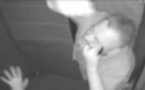 
          Imagem ilustrativa da imagem Mulher é agredida pelo marido dentro de elevador de condomínio no DF
          