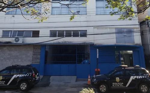 
          Imagem ilustrativa da imagem Mulher faz ofensas racistas contra funcionário de boate e é presa na Praia do Canto
          