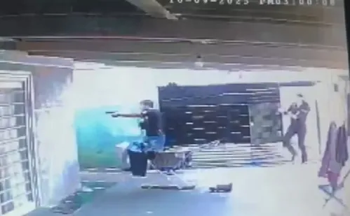 
          Imagem ilustrativa da imagem Mulher foge de ex-padrasto após 22 anos de violência e cárcere privado no Paraná
          