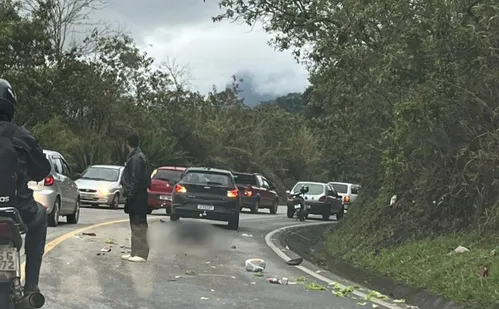 
          Imagem ilustrativa da imagem Mulher morre após colidir motocicleta em dois carros em rodovia no Sul do ES
          