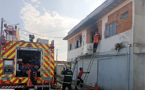 
          Imagem ilustrativa da imagem Mulher tem graves queimaduras após marido atear fogo na casa no Sul do ES
          