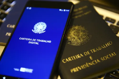 
          Imagem ilustrativa da imagem Desemprego cai para 5,3% e emprego bate recorde no Brasil
          