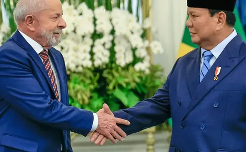 
          Imagem ilustrativa da imagem Na Indonésia, Lula confirma que vai disputar eleição de 2026
          