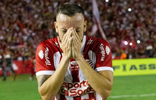 
          Imagem ilustrativa da imagem Na raça! Náutico supera drama com o Brusque e garante Série B
          