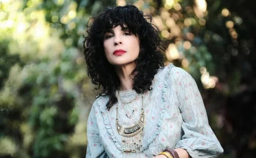 
          Imagem ilustrativa da imagem “Não Sei Se É Bom, Mas É Teu”: livro com novas crônicas de Maria Ribeiro
          