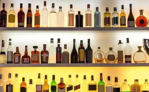 
          Imagem ilustrativa da imagem "Não consuma bebida com lacre adulterado", orienta centro de intoxicação
          