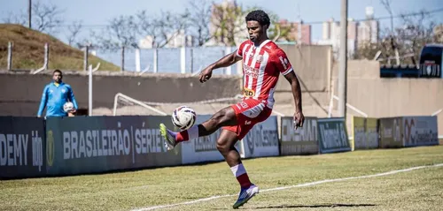 
          Imagem ilustrativa da imagem Náutico vence Londrina por 2x0 e assume vice-liderança da Série C
          