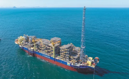 
          Imagem ilustrativa da imagem Navio-plataforma mais alto do que o Convento da Penha já traz efeitos para o ES
          