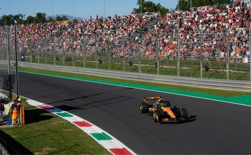 
          Imagem ilustrativa da imagem Norris desbanca a Ferrari e lidera o 2º treino livre do GP da Itália de F-1
          