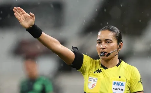 
          Imagem ilustrativa da imagem 'Nos crucificam por um lance. Quantos passes o jogador erra?', diz árbitra
          