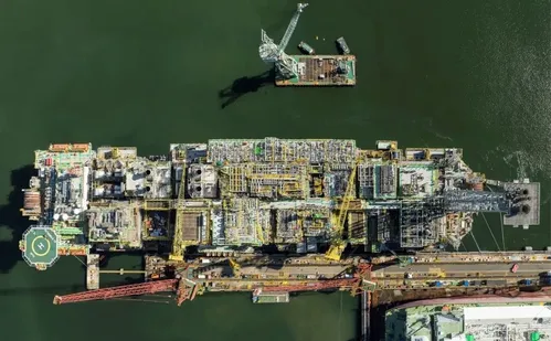 
          Imagem ilustrativa da imagem Nova plataforma chega ao pré-sal e pode aumentar produção em 20%
          