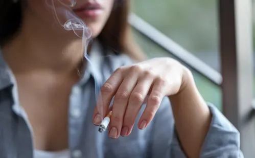 
          Imagem ilustrativa da imagem Número de fumantes volta a crescer e até adolescentes estão viciados
          