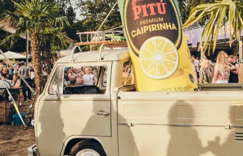 
          Imagem ilustrativa da imagem Pitú: o sol líquido que aquece ainda mais Pernambuco e conquista a Europa
          