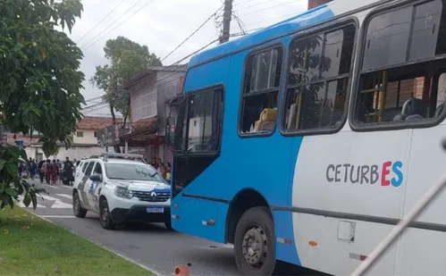 
          Imagem ilustrativa da imagem Ônibus é atacado na Serra após operação policial
          