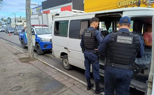 
          Imagem ilustrativa da imagem Operação flagra transporte clandestino de passageiros em Vila Velha
          