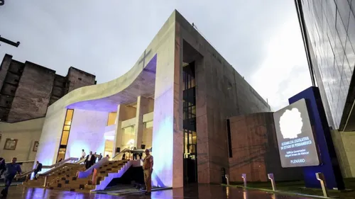 
          Imagem ilustrativa da imagem PEC da Blindagem estende imunidades criminais a deputados estaduais e distritais
          