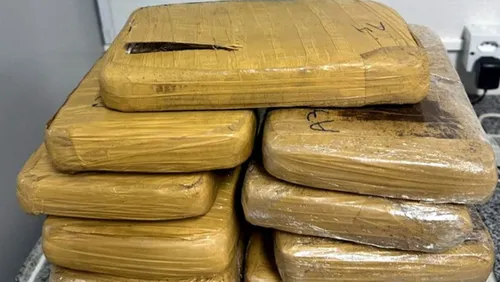 
          Imagem ilustrativa da imagem PF e Receita Federal prendem homem suspeito de tráfico interestadual de drogas
          