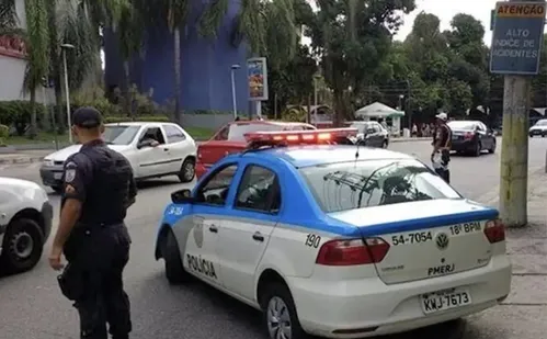 
          Imagem ilustrativa da imagem PM coloca todo efetivo de prontidão nas ruas do Rio em meio a operação
          
