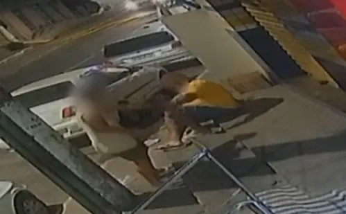 
          Imagem ilustrativa da imagem PM é baleado com a própria arma durante briga em Vitória
          