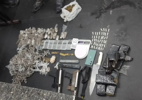 
          Imagem ilustrativa da imagem PM faz apreensão de armas e drogas no Cabo de Santo Agostinho. Cinco presos
          