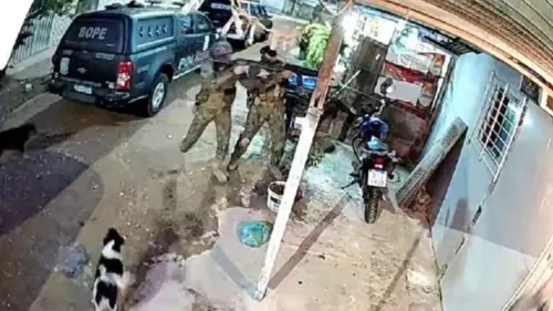 
          Imagem ilustrativa da imagem PMs acusados de execução no Recife recebem pena de menos de um mês de detenção
          