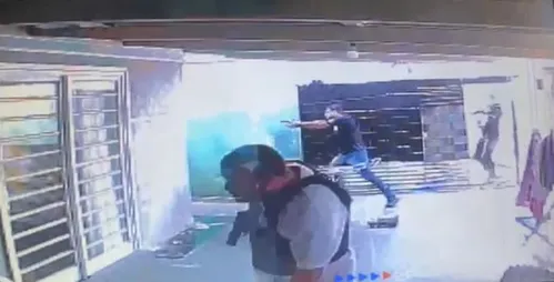 
          Imagem ilustrativa da imagem Padrasto mantém enteada em cárcere privado por 22 anos: ‘Crime mais bárbaro que já vi’, diz delegado
          