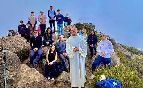 
          Imagem ilustrativa da imagem Padre celebra missa no alto do Pico da Bandeira no ES
          