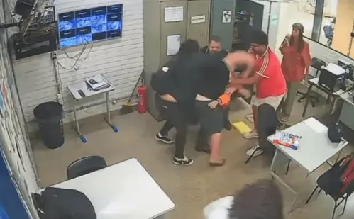 
          Imagem ilustrativa da imagem Pai de aluna agride professor com socos após bronca por uso de celular
          