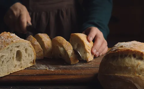 
          Imagem ilustrativa da imagem Pão é um vilão na dieta? Conheça mitos e verdades sobre o alimento
          