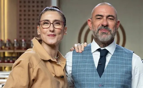 
          Imagem ilustrativa da imagem Paola Carosella nega romance com Fogaça, mas brinca: 'Deixa o povo imaginar'
          