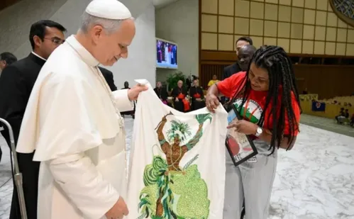 
          Imagem ilustrativa da imagem Papa Leão XIV recebe MST no Vaticano e diz que 'terra, teto e trabalho são direitos
          