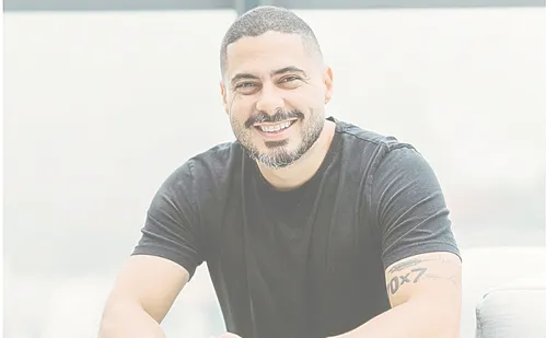 
          Imagem ilustrativa da imagem Pastor Pedro Galoza lança livro  sobre busca por aprovação
          