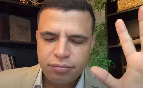 
          Imagem ilustrativa da imagem Pastor é suspeito de manter call center que cobrava R$ 1,5 mil por curas e milagres
          