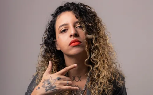 
          Imagem ilustrativa da imagem Paula Maddi e seu canto contra o preconceito
          