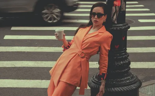 
          Imagem ilustrativa da imagem Peças em Nova Iorque e Paris: a capixaba que trocou o Direito pelo mercado da moda
          