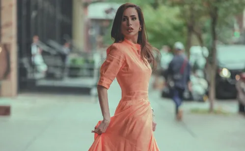 
          Imagem ilustrativa da imagem Peças em Nova Iorque e Paris: a capixaba que trocou o Direito pelo mercado da moda
          