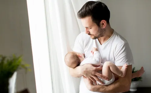 
          Imagem ilustrativa da imagem Pediatras defendem aprovação de 1 mês de licença-paternidade
          